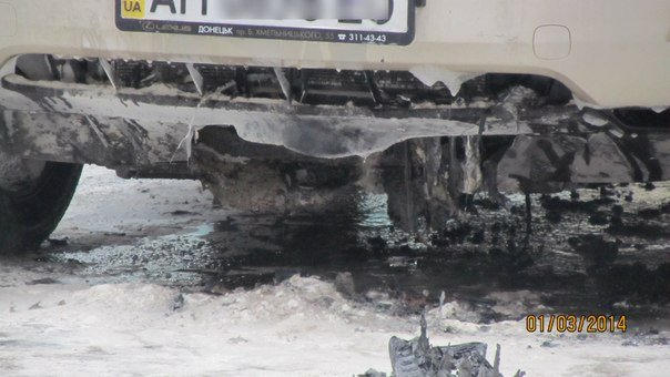 В центре Донецка горел крутой автомобиль (фото)