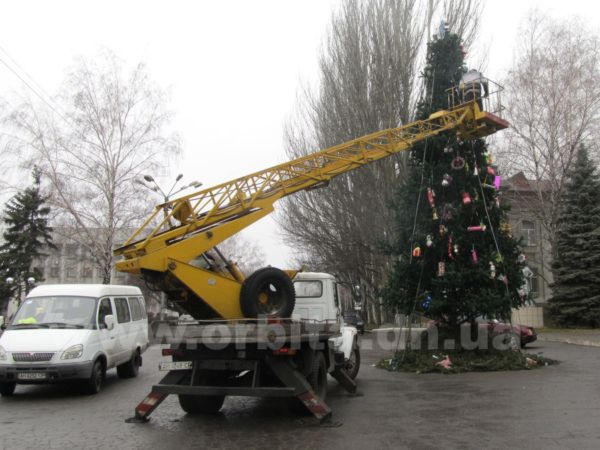 Из-за нехватки денег в Красноармейске убрали главную новогоднюю елку (фото)