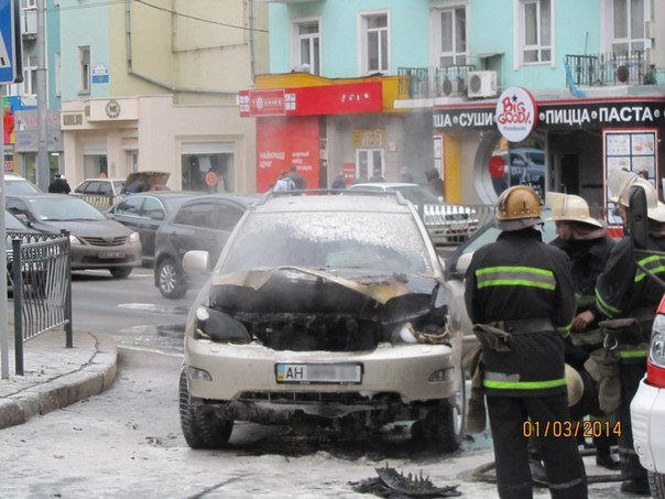 В центре Донецка горел крутой автомобиль (фото)