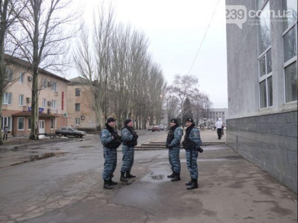 В Красноармейске бойцы "Беркута" защищали здание Красноармейского исполкома от возможного захвата (фото, видео)