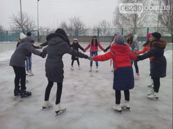 В Родинском открыли бесплатный ледовый каток (фото, видео)