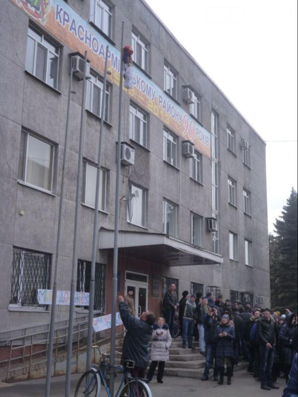 В Красноармейске митингующие подняли флаг России над зданием исполкома (фото, видео)