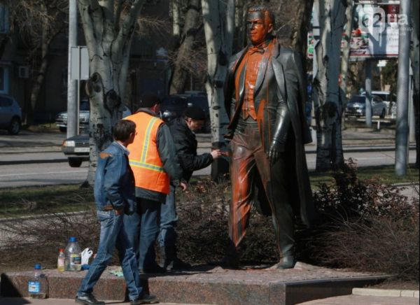 В Донецке изуродовали памятник Иосифу Кобзону (фото, видео)
