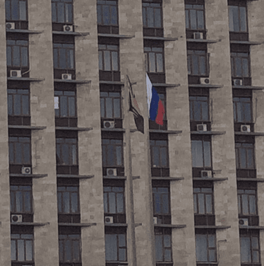 В Донецке мирный митинг за Россию привел к потасовкам, свержению губернатора, штурму обладминистрации и поднятию флага России (фото, видео)