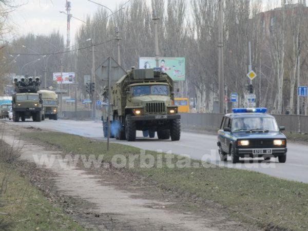 Через Красноармейск проследовала колонна военной техники (фото, видео)