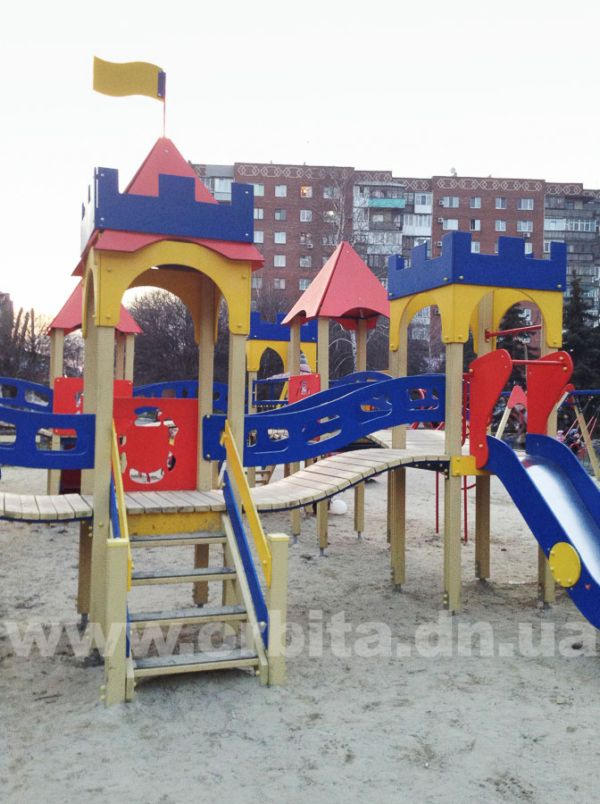 В Красноармейске вандалы изуродовали современную детскую площадку (фото, видео)