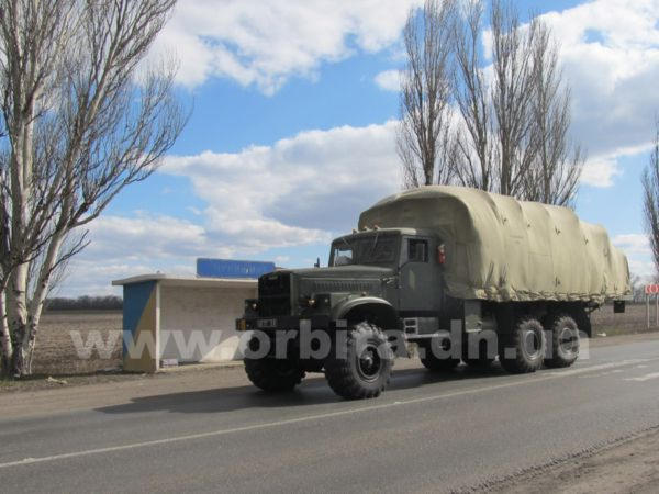 Через Красноармейск проследовала колонна военной техники (фото, видео)