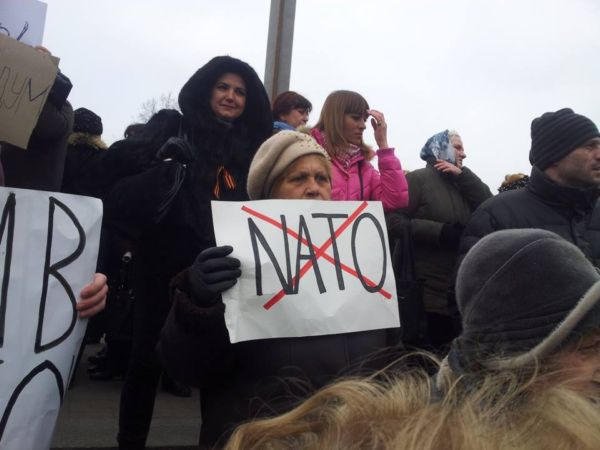 Сегодняшний пророссийский митинг в Донецке снова завершился сменой государственного флага (фото, видео)