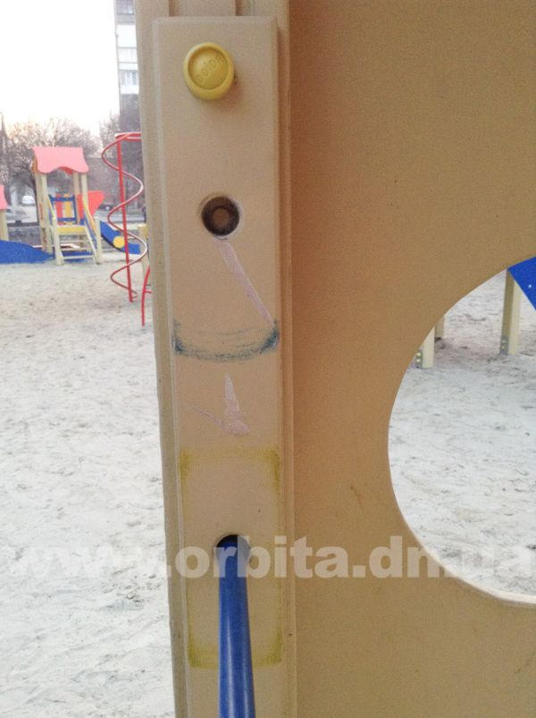 В Красноармейске вандалы изуродовали современную детскую площадку (фото, видео)