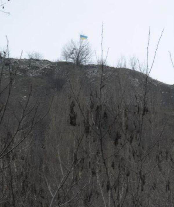В Донецке на символе Донбасса водрузили украинский флаг (фото)