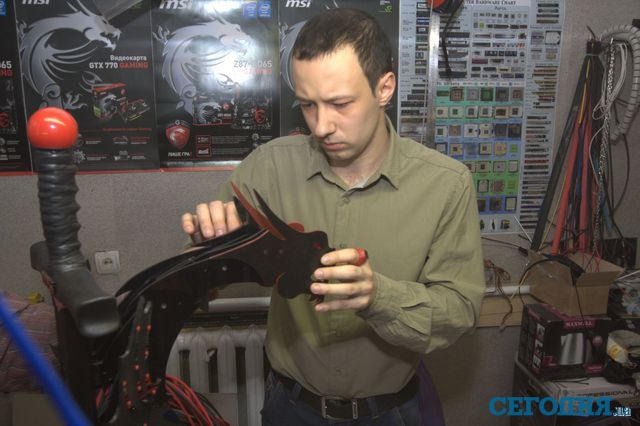 Инженер из Донецка может превратить компьютер во все, что угодно (фото)