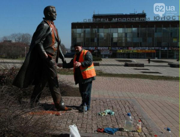 В Донецке изуродовали памятник Иосифу Кобзону (фото, видео)
