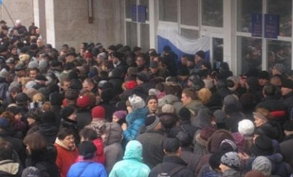 В Донецке протестующие захватили обладминистрацию (фото, видео)