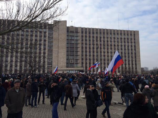 В Донецке мирный митинг за Россию привел к потасовкам, свержению губернатора, штурму обладминистрации и поднятию флага России (фото, видео)
