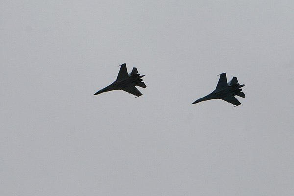 Воздушное пространство над Донецком патрулируют военные истребители (фото, видео)