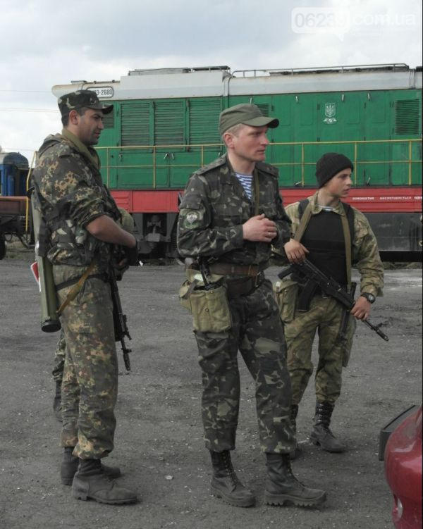 В Доброполье высадились десантники с танками и БТРами (фото, видео)