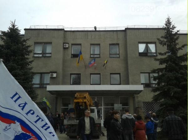 Над главными админзданиями Димитрова подняты флаги Донецкой народной республики (фото, видео)