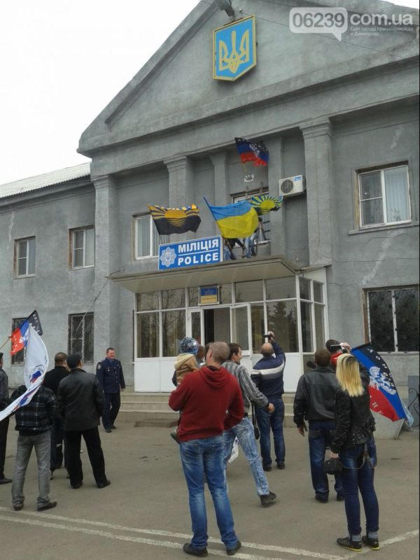 Над главными админзданиями Димитрова подняты флаги Донецкой народной республики (фото, видео)