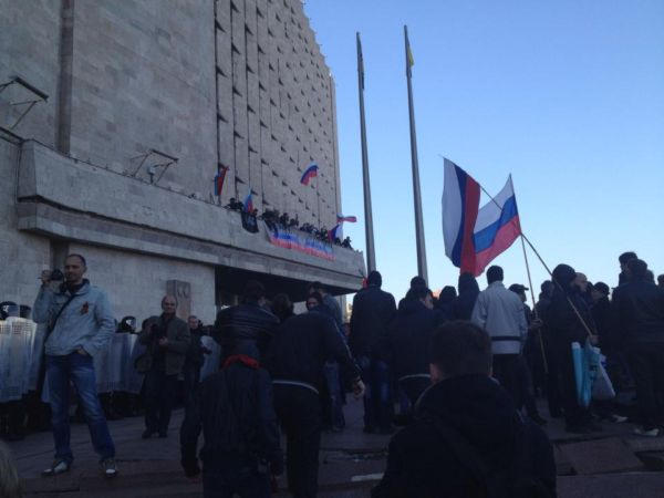 В Донецке митинг в поддержку "Беркута" перерос в захват здания ДонОГА (фото, видео)