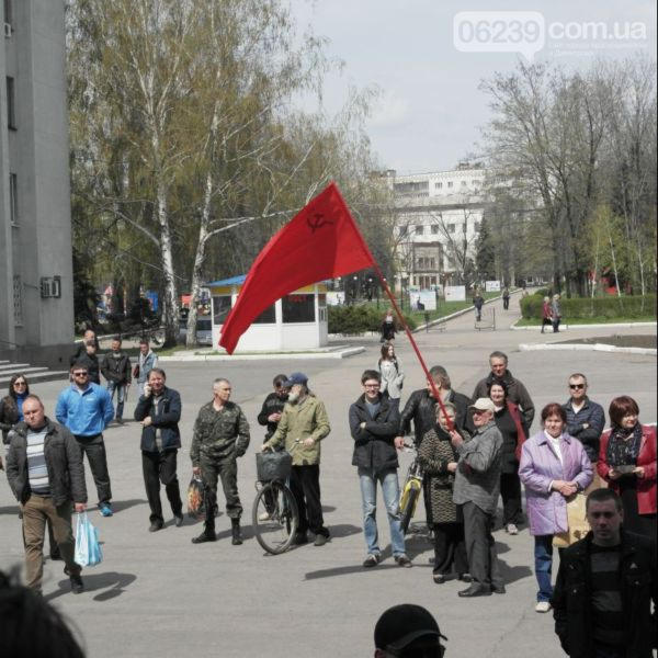 Над административными зданиями Красноармейска подняты флаги Донецкой республики (фото, видео)