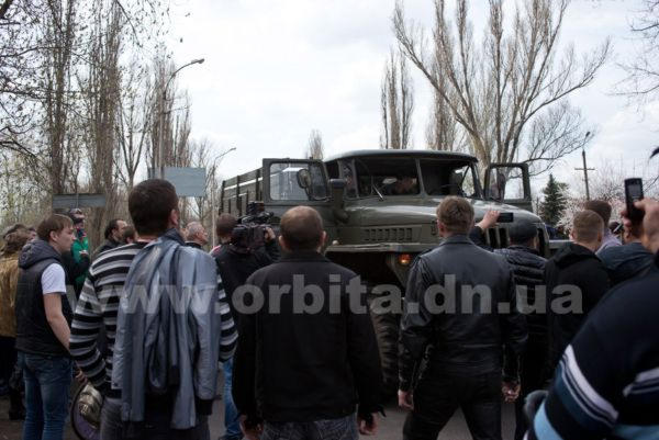 Жители Красноармейска захватили военный грузовик (фото)