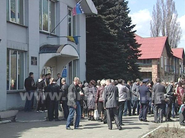 В Новогродовке митингующие над зданием исполкома водрузили флаг Донецкой народной республики (фото, видео)