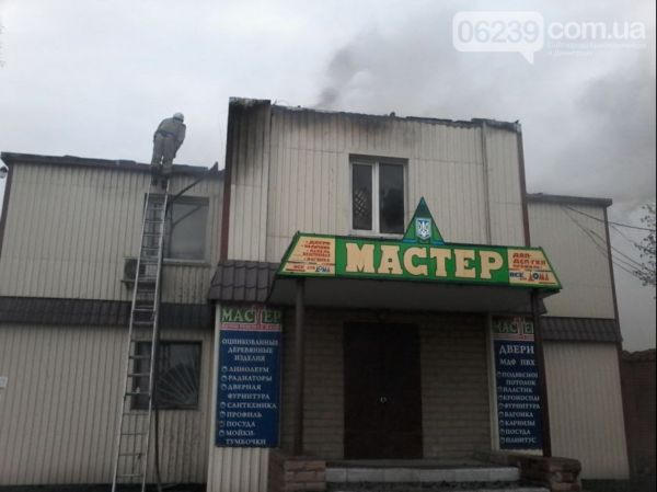 В Димитрове горел офис Партии регионов (фото, видео)