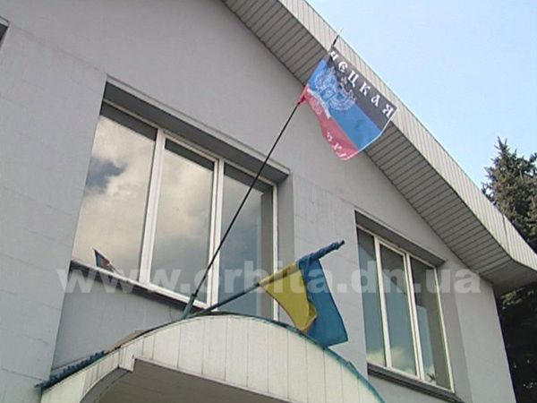 В Новогродовке митингующие над зданием исполкома водрузили флаг Донецкой народной республики (фото, видео)
