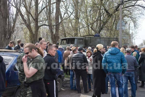 Жители Красноармейска захватили военный грузовик (фото)