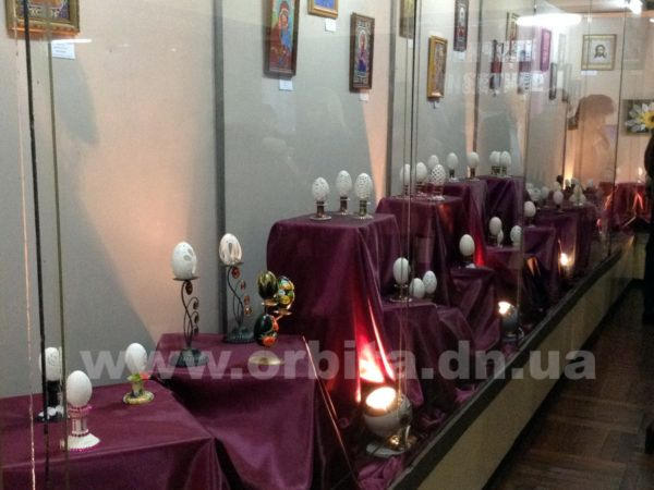 В Красноармейске открылась выставка уникальных работ в стиле ажурной резьбы по яичной скорлупе (фото, видео)