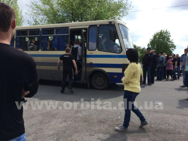 Мятежный Красноармейск: нападение на блок-пост, захват шахтных автобусов и горотдела милиции (фото, видео)