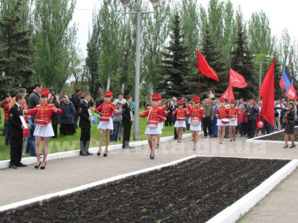В Красноармейске митинг в честь Дня Победы прошел под разными флагами (фото)