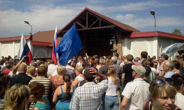 В Донецке многотысячный митинг против проведения выборов президента перерос в блокаду резиденции Рината Ахметова (фото, видео)