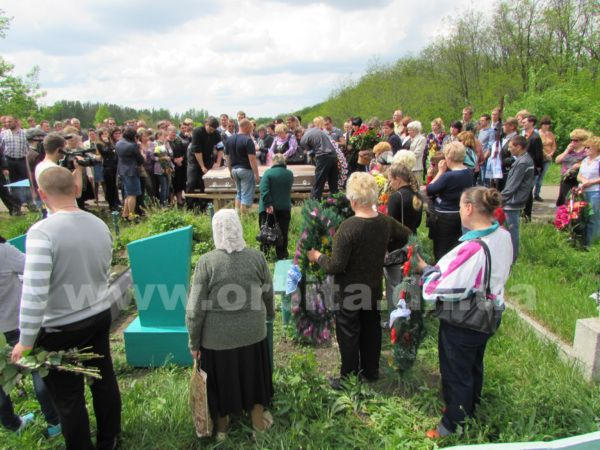В Красноармейске проводили в последний путь жертв расстрела 11 мая (фото, видео)