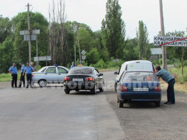 На трассе Красноармейск – Донецк военные обстреляли два грузовика: есть убитые и раненные (фото, видео)