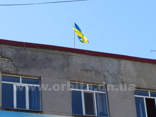 Над зданием Красноармейского исполкома поднят украинский флаг (фото)