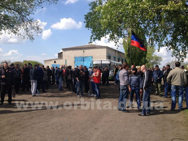 Мятежный Красноармейск: нападение на блок-пост, захват шахтных автобусов и горотдела милиции (фото, видео)