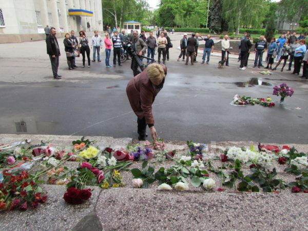 Жители Красноармейска несут к месту вчерашнего расстрела цветы и свечи (фото, видео)