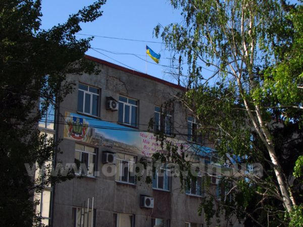 Над зданием Красноармейского исполкома поднят украинский флаг (фото)