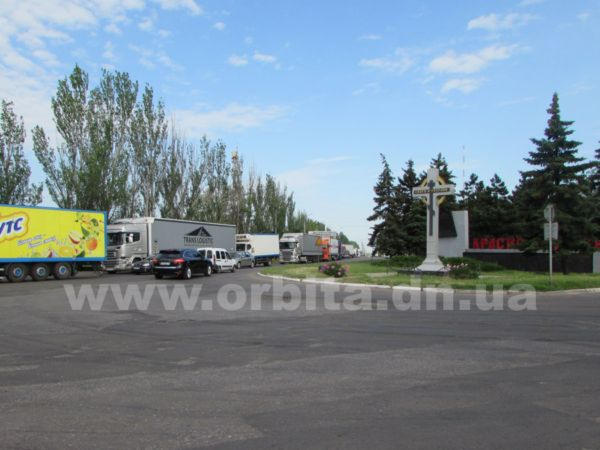 На трассе Красноармейск – Донецк военные обстреляли два грузовика: есть убитые и раненные (фото, видео)