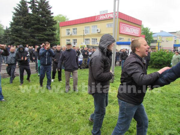 В Красноармейске практически одновременно прошли два митинга с противоположными лозунгами (фото, видео)