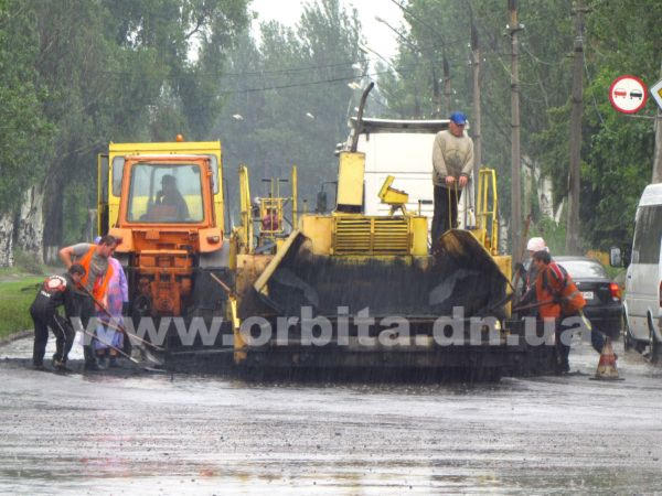 В Красноармейске, невзирая на дождь и лужи, укладывают асфальт стоимостью миллион гривен (фото)
