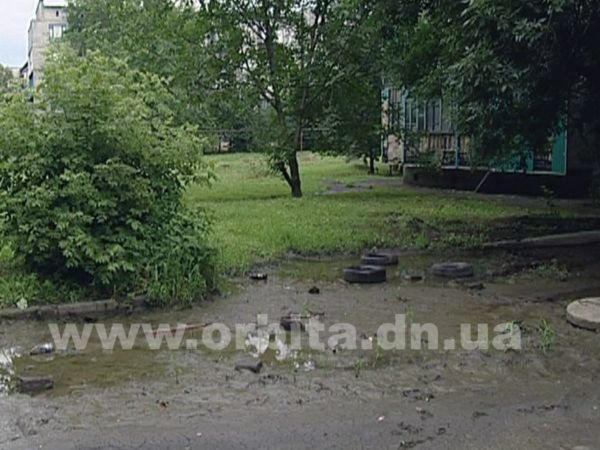 В Димитрове двор многоэтажки превратился в болото (фото, видео)