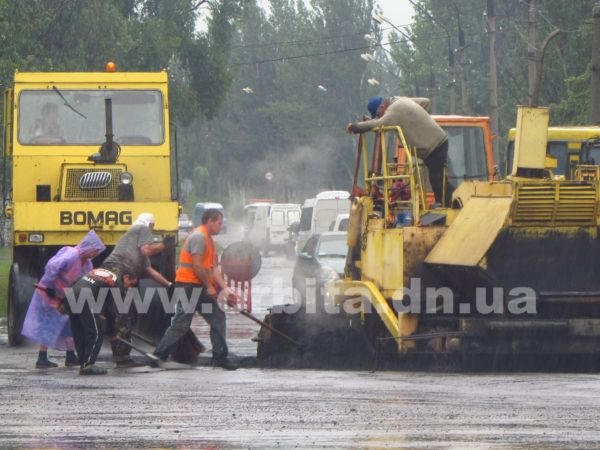 В Красноармейске, невзирая на дождь и лужи, укладывают асфальт стоимостью миллион гривен (фото)