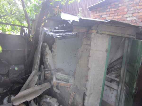 В Доброполье снаряд попал во двор частного дома: есть разрушения (фото)