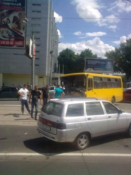 В Донецке КамАЗ с вооруженными сторонниками "ДНР" протаранил маршрутку (фото)