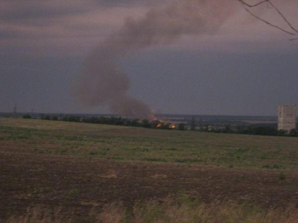Артобстрел в районе поселка Зоряное: горят пшеничные поля (добавлено фото)