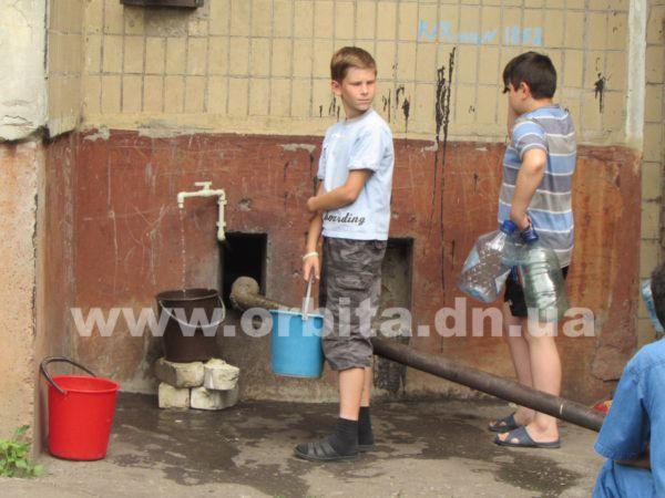 Фотофакт: Жители Красноармейска разбирают остатки воды