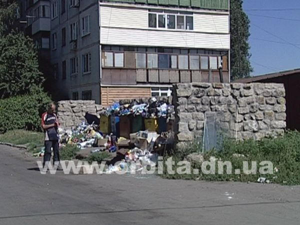 Димитров утопает в мусоре (фото, видео)