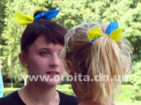 В Красноармейске молодежь приняла участие в танцевальном флешмобе за мир и единство Украины (фото, видео)